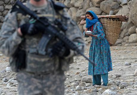 Americký voják a afghánská ena (ilustraní foto)